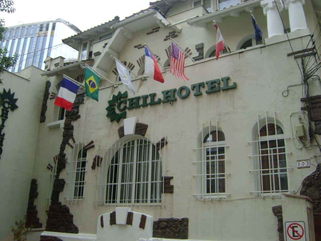 Frente do Chilhotel durante o dia com janelas com grandes. Representa hotéis de baratos em Santiago.