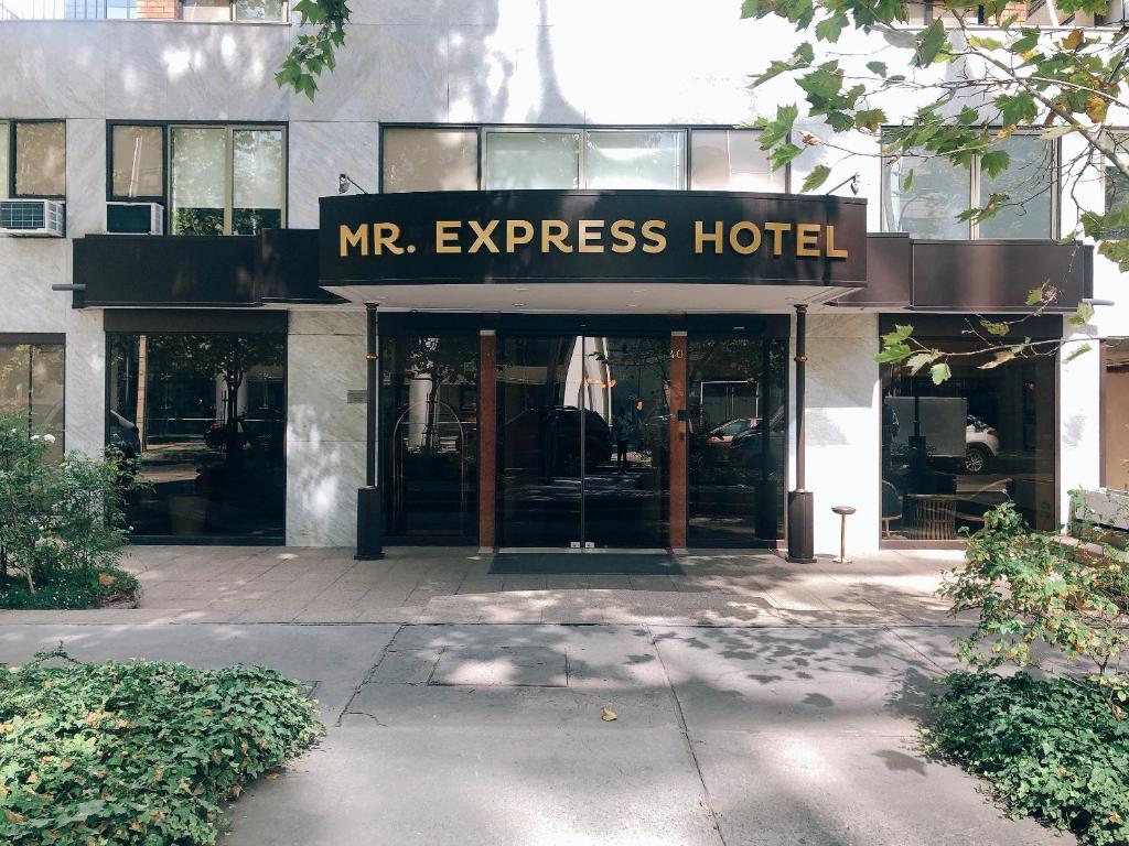 Frente do MR Express (ex Hotel Neruda Express) durante o dia. Representa hotéis de baratos em Santiago.