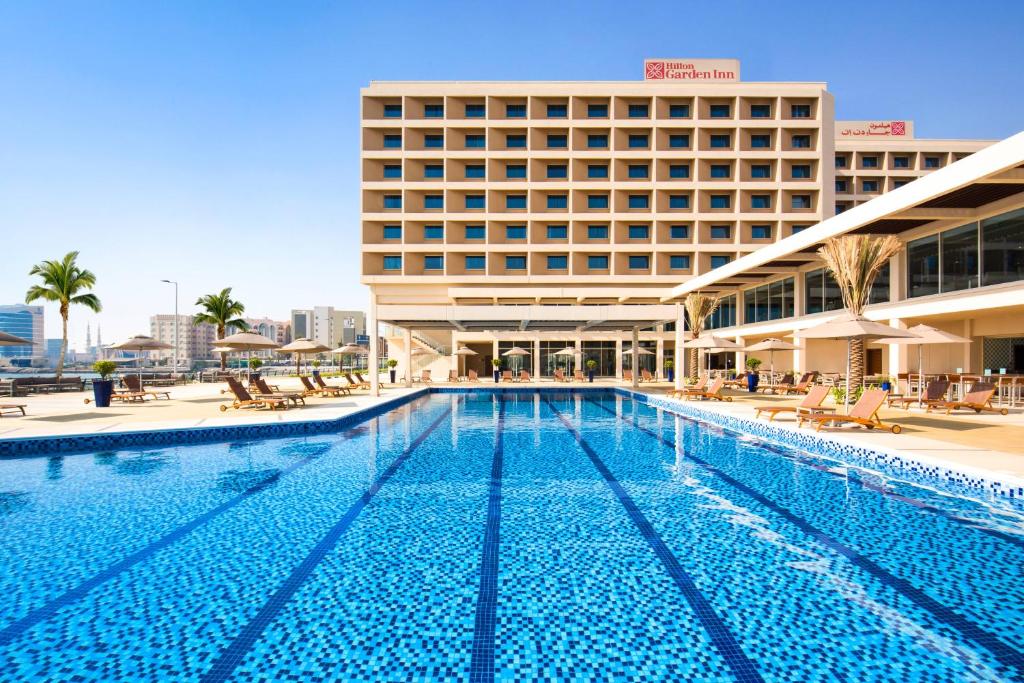 Ampla piscina do Hilton Garden Inn Ras Al Khaimah
