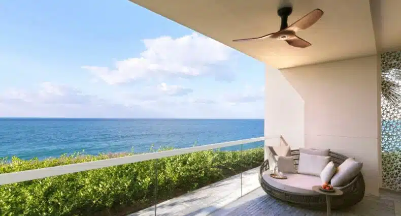 Uma varanda ampla do InterContinental Ras Al Khaimah Resort and Spa, an IHG Hotel com vista direta para o mar, para representar onde ficar em Ras Al Khaimah