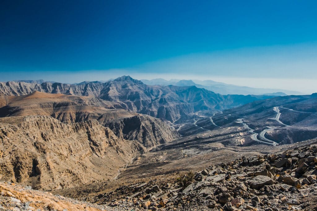 Região montanhosa de Jebel Jais com uma estrada cortando as estruturas rochosas