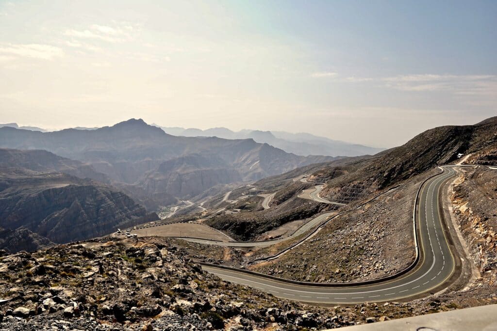 Uma área montanhosa chamada de Jebel Jais, com uma estrada atravessando e formando caminho pelas montanhas