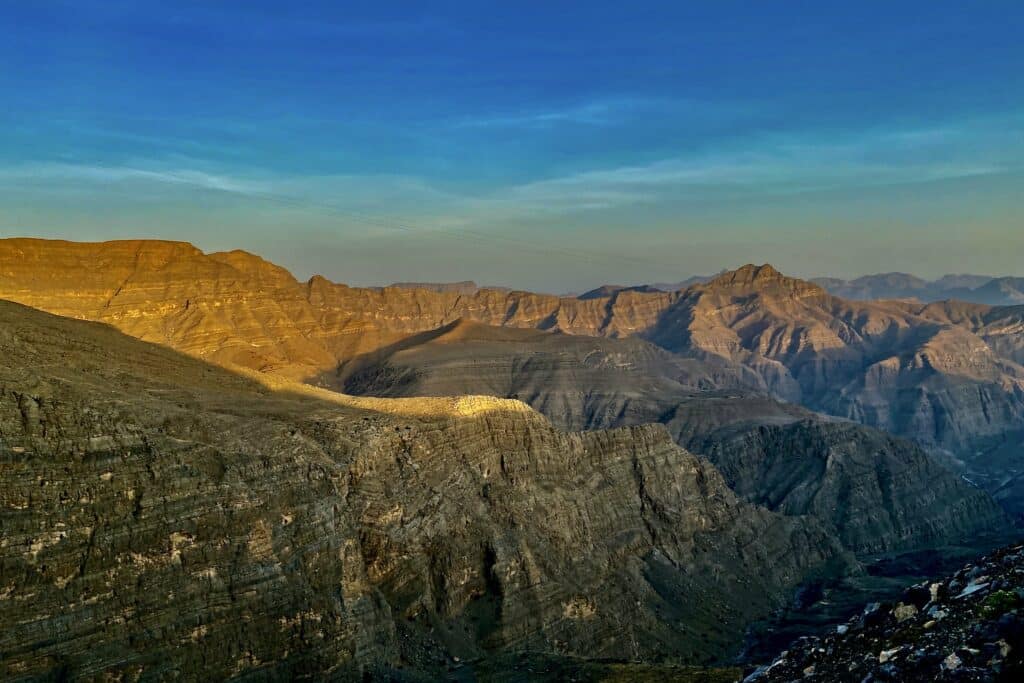 Um conjunto de montanhas formando uma bela paisagem rochosa, esse local é o Jebel Jais em Ras Al Khaimah
