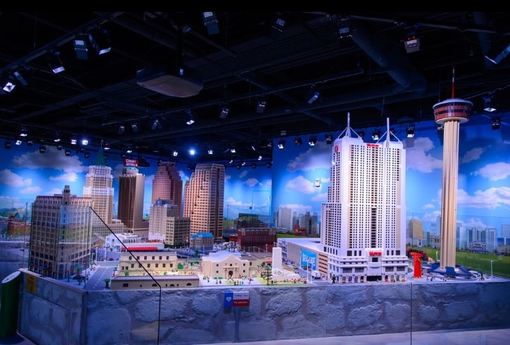 Parte externa do Legoland Discovery Center com uma cidade construída em lego