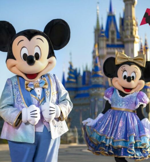 Mickey e Minnie em frente ao Castelo da Cinderela na Disney para ilustrar o post sobre hotéis perto da Disney