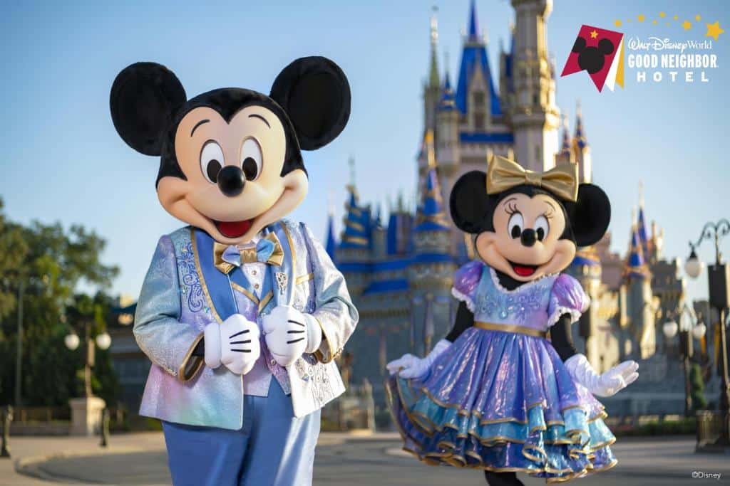 Mickey e Minnie em frente ao Castelo da Cinderela na Disney para ilustrar o post sobre hotéis perto da Disney