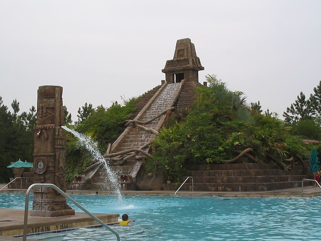 piscina do Disney's Coronado Springs Resort com uma pirâmide que imita as de origem asteca e um totem que é uma fonte