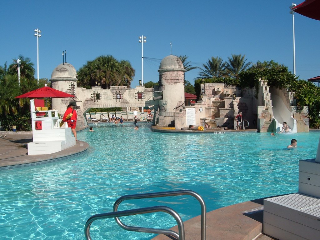 piscina com salva-vidas e um castelinho que faz parte do parque aquático, contando com escorregador no Disney's Caribbean Beach Resort