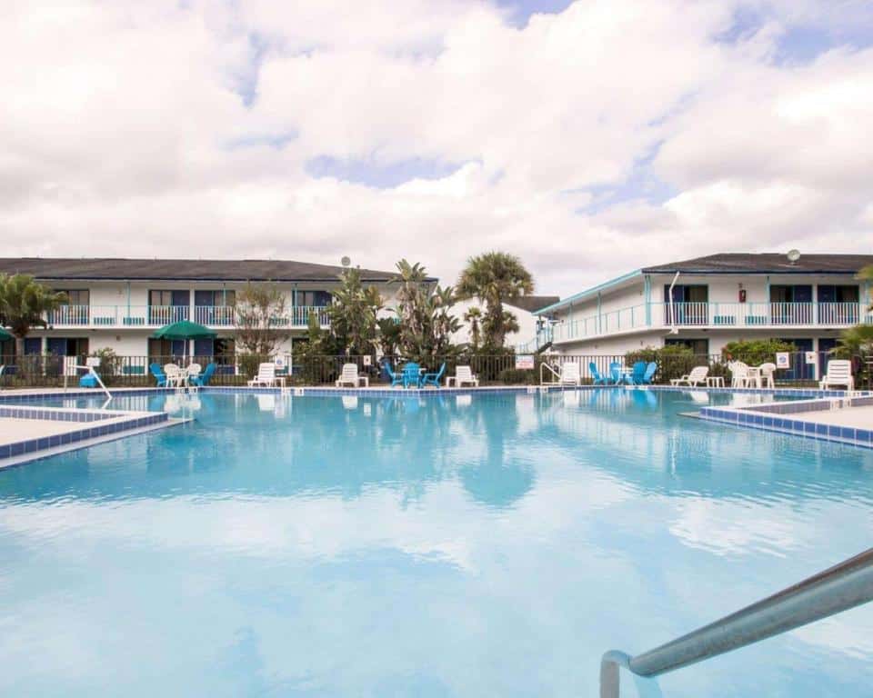 vista da fachada a partir da piscina de bordas retas com escadinha para acesso do Main Gate Kissimmee Formally Road Way Inn, uma das opções aos hostels em Orlando