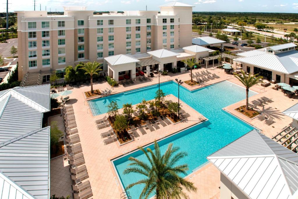 vista de cima da enorme piscina e área externa do SpringHill Suites by Marriott Orlando um dos hotéis perto da Disney