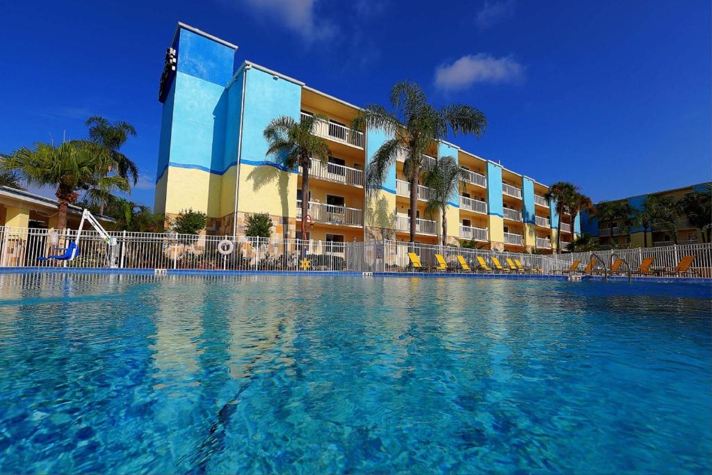 fachada azulada vista a partir da piscina do SureStay Plus by Best Western Orlando International Drive