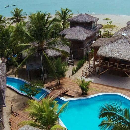 Vista aérea da Pousada BGK - piscina em meio aos coqueiros