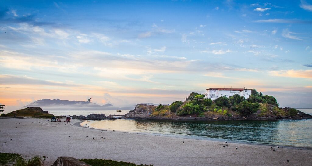 Forte São Matheus, uma construção histórica em uma ilha ligada a praia do Forte em Cabo Frio.