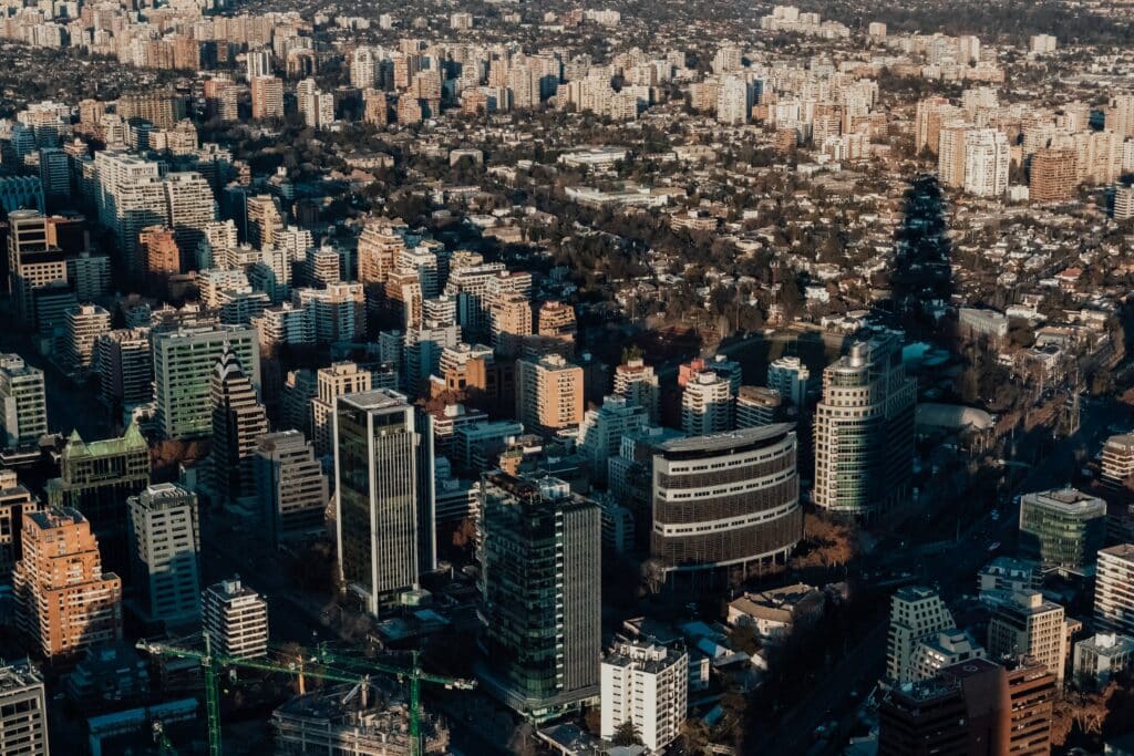 Vista da cidade de Santiago durante o dia com vários prédios. Representa hotéis perto do aeroporto de Santiago.