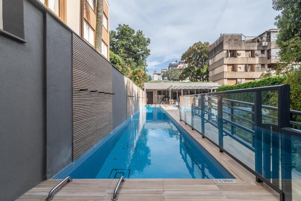 Uma piscina com uma escada para entrar. Para ilustrar post sobre Hotéis perto do Consulado Americano em Porto Alegre.
