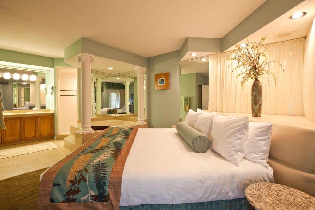 quarto do Star Island Resort and Club - Near Disney em um ambiente amplo com cama de casal grande e decoração meio tropical com banheira e várias luzes pequenas ao redor em tons verde claro