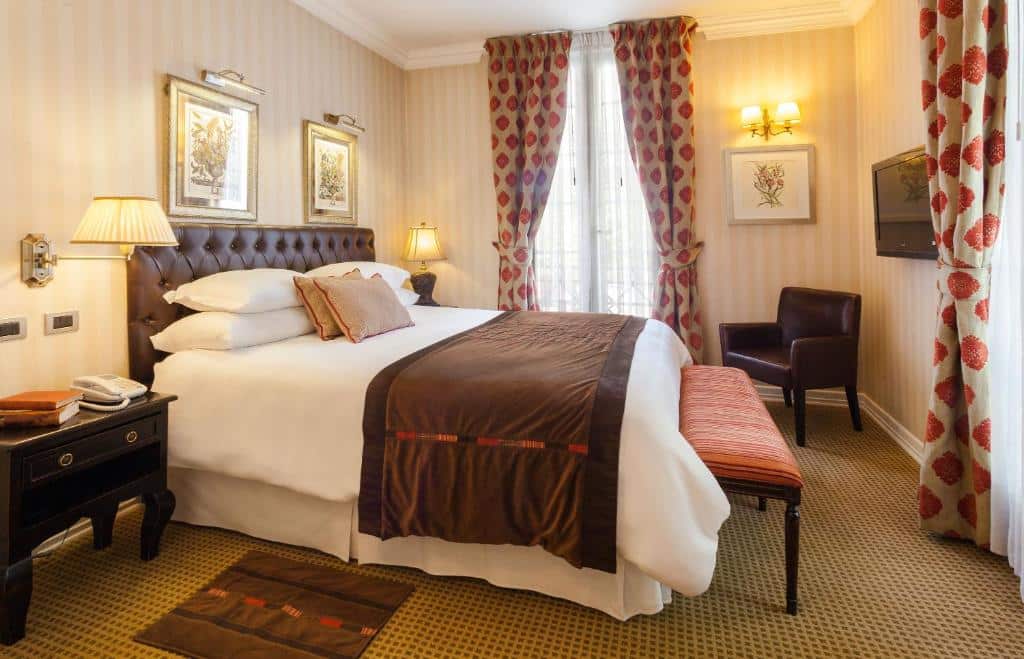 Quarto do Hotel Boutique Le Reve com cama de casal no centro do quarto com uma madeira do lado direito. Representa hotéis românticos em Santiago.