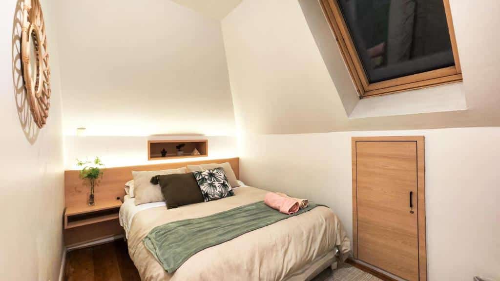 Quarto do Yogi Hostel com cama de casal no centro do quarto. Representa aluguel de temporada em Santiago.