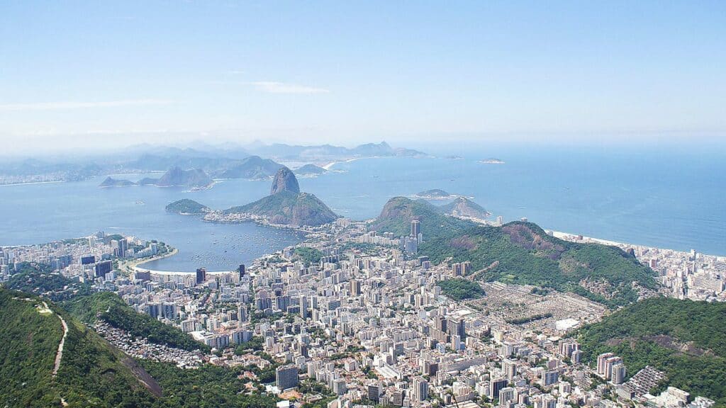 Vista da cidade do Rio de Janeiro. Com o mar depois da cidade.