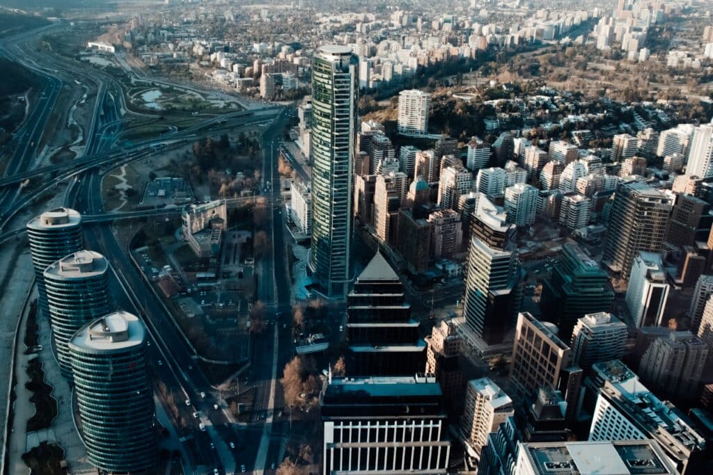Vista da Sky Costanera, Santiago, com vários prédios ao lado durante o dia.
