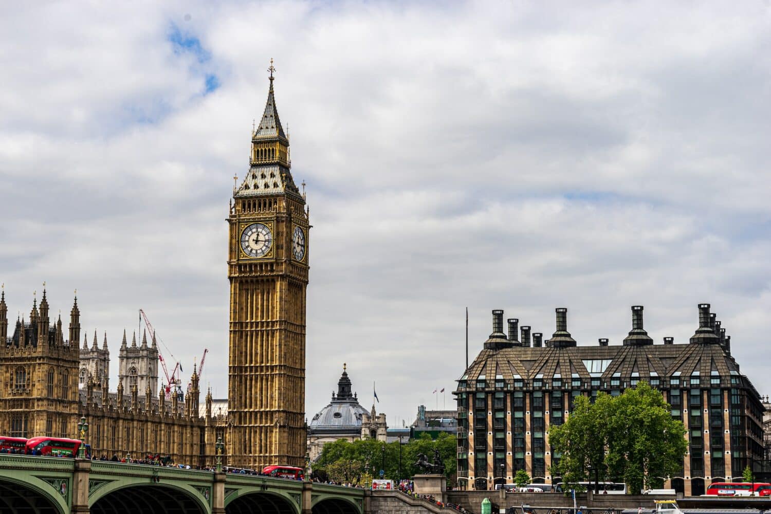 Prédio histórico do Palácio de Westminster e a torre do relógio, há uma ponte na frente cortando o rio Tâmisa, para representar hotéis perto do Big Ben em Londres