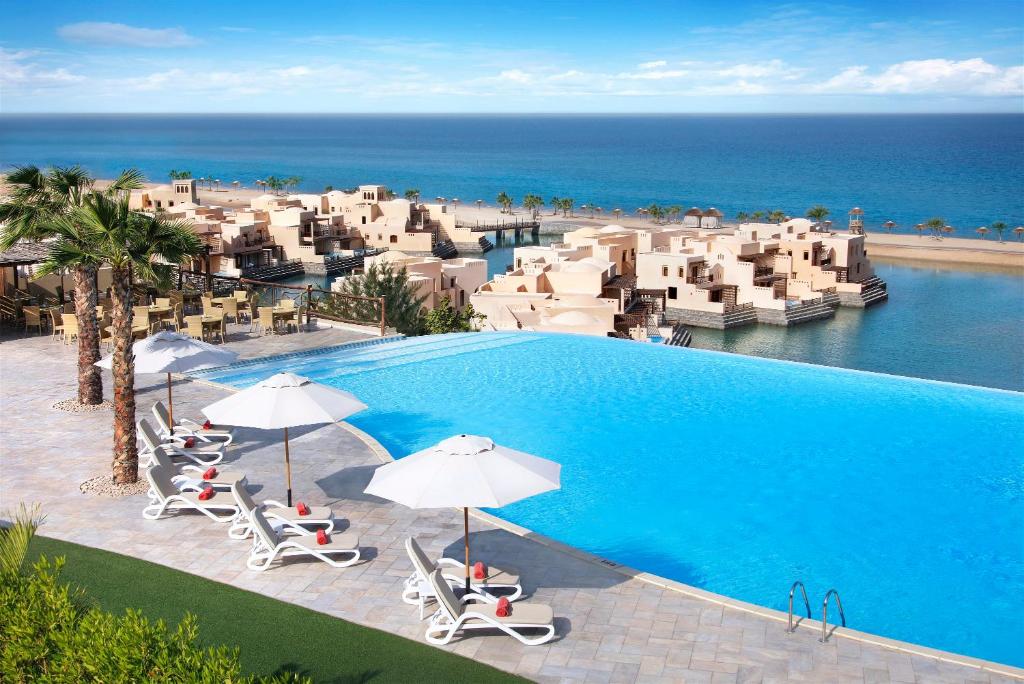 Piscina de borda infinita do The Cove Rotana Resort - Ras Al Khaimah com vista para o mar