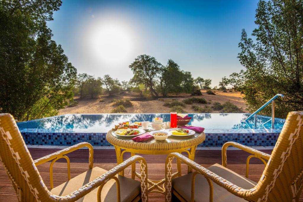 Piscina privativa em um dos quartos do The Ritz-Carlton Ras Al Khaimah, Al Wadi Desert com vista para o deserto, há também duas cadeiras e uma pequena mesa redonda