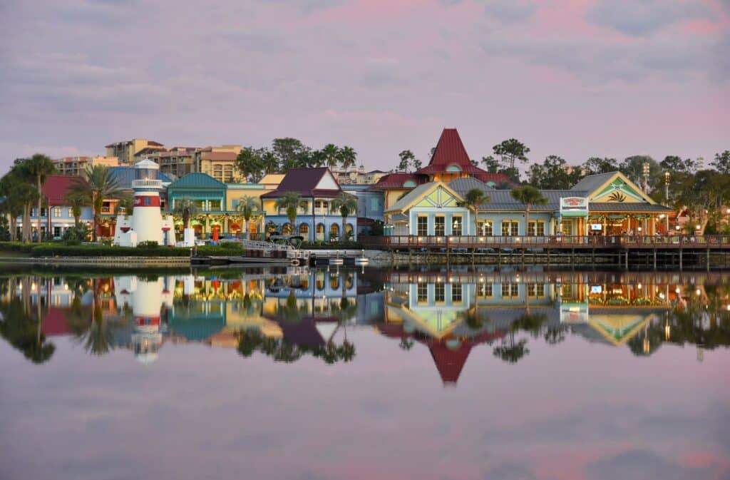 vista do Disney's Caribbean Beach Resort com acomodações coloridas ao estilo caribenho