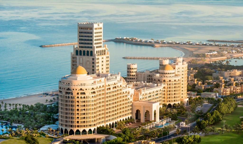 Prédio luxuoso do Waldorf Astoria Ras Al Khaimah com vista para o mar, para representar hotéis em Ras Al Khaimah