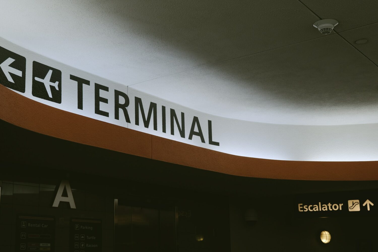 fachada do Terminal do Aeroporto de Orlando de onde é possível chegar a outros locais