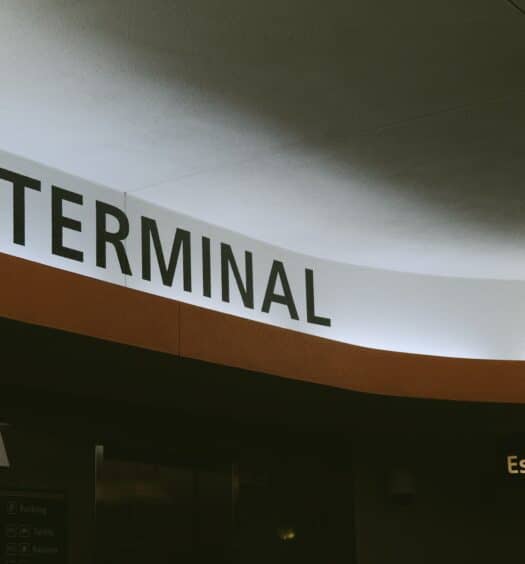fachada do Terminal do Aeroporto de Orlando de onde é possível chegar a outros locais