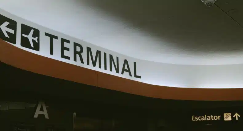 fachada do Terminal do Aeroporto de Orlando de onde é possível chegar a outros locais