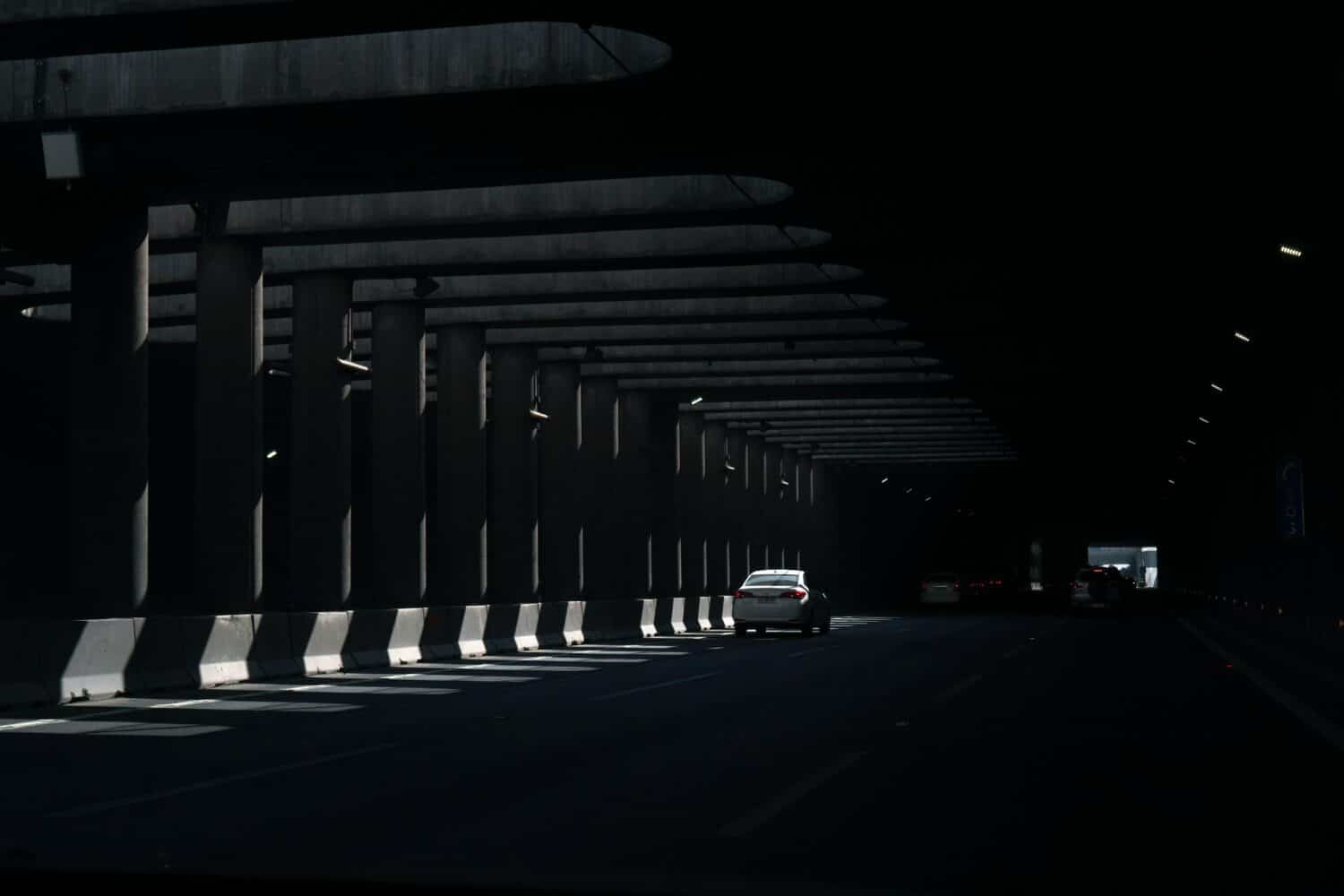 Carro passando em túnel durante o dia em Santiago. Representa aluguel de carro em Santiago.