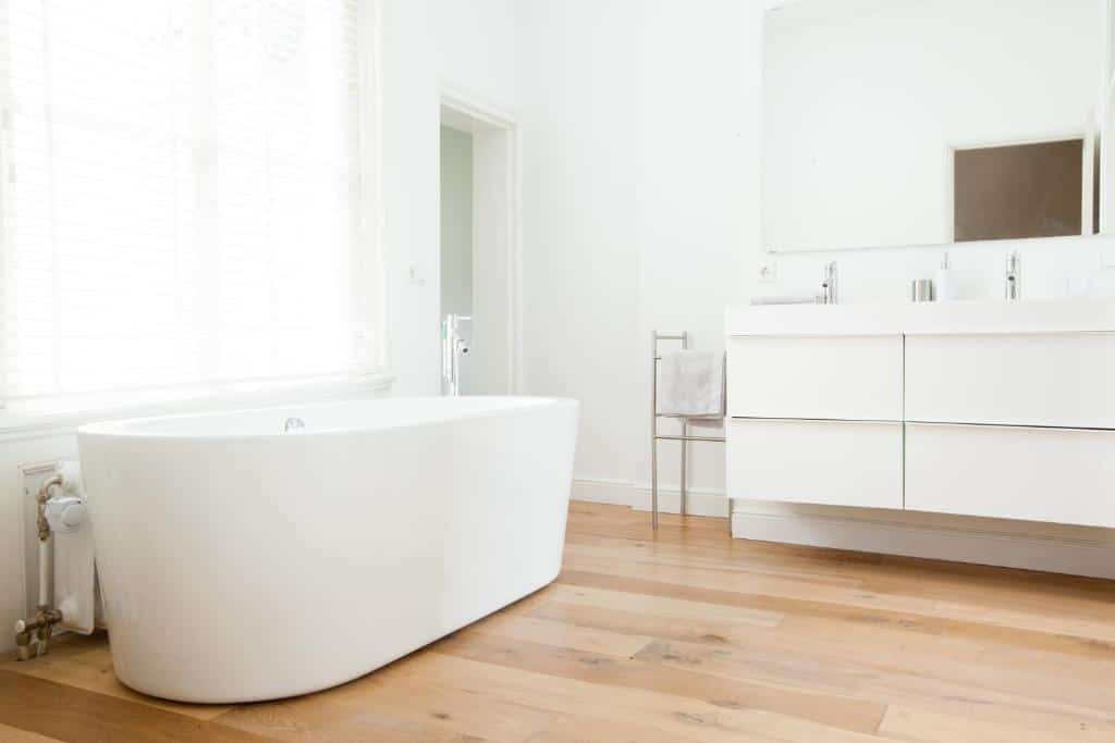 Banheiro com uma hidro do Quarto Duplo Super Deluxe Mokum Suites, com a pia com um ármário abaixo no lado esquedo e um espelho acima. Imagem para ilustrar o post de hotéis românticos em Amsterdam