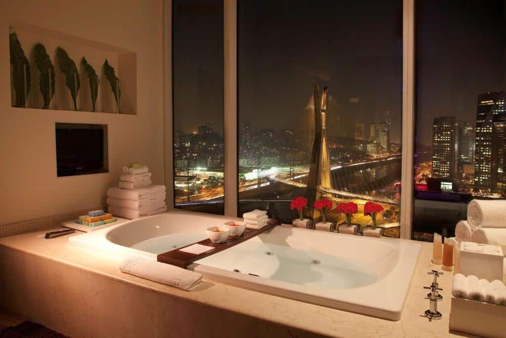 Banheira do quarto com vista para a cidade. Foto para ilustrar post sobre hotéis perto do Hospital Albert Einstein.