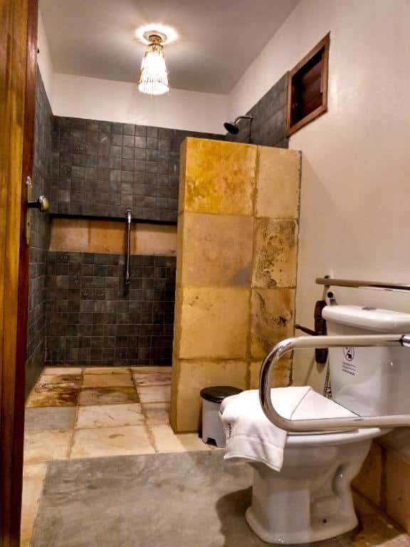 Banheiro de um hotel com barras de apoio para pessoas com deficiência. Imagem para ilustrar o post hotéis em Parnaíba.