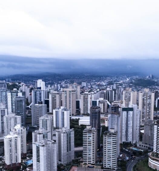 Foto de dia nublado em BH, capital de Minas Gerais, com vista aérea para diversos prédios da cidade, para ilustrar a capa do post de hotéis ibis em Belo Horizonte