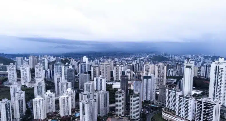 Foto de dia nublado em BH, capital de Minas Gerais, com vista aérea para diversos prédios da cidade, para ilustrar a capa do post de hotéis ibis em Belo Horizonte