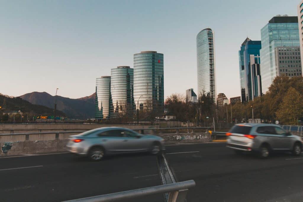 Carros andando na estrada em Santiago, Chile durante o dia. Representa aluguel de carro em Santiago.