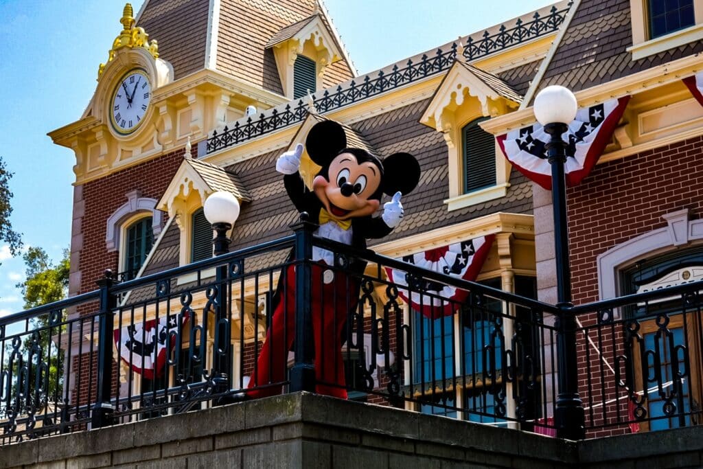 Mickey fazendo joia na Disneyland com uma decoração colorida e divertida para ilustrar o post de aluguel de carro no Aeroporto de Orlando
