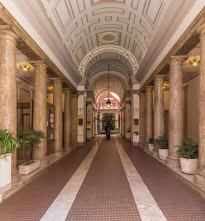 entrada do Hotel Everest Inn Rome, um dos hotéis baratos em Roma, com colunas clássicas e teto com detalhes