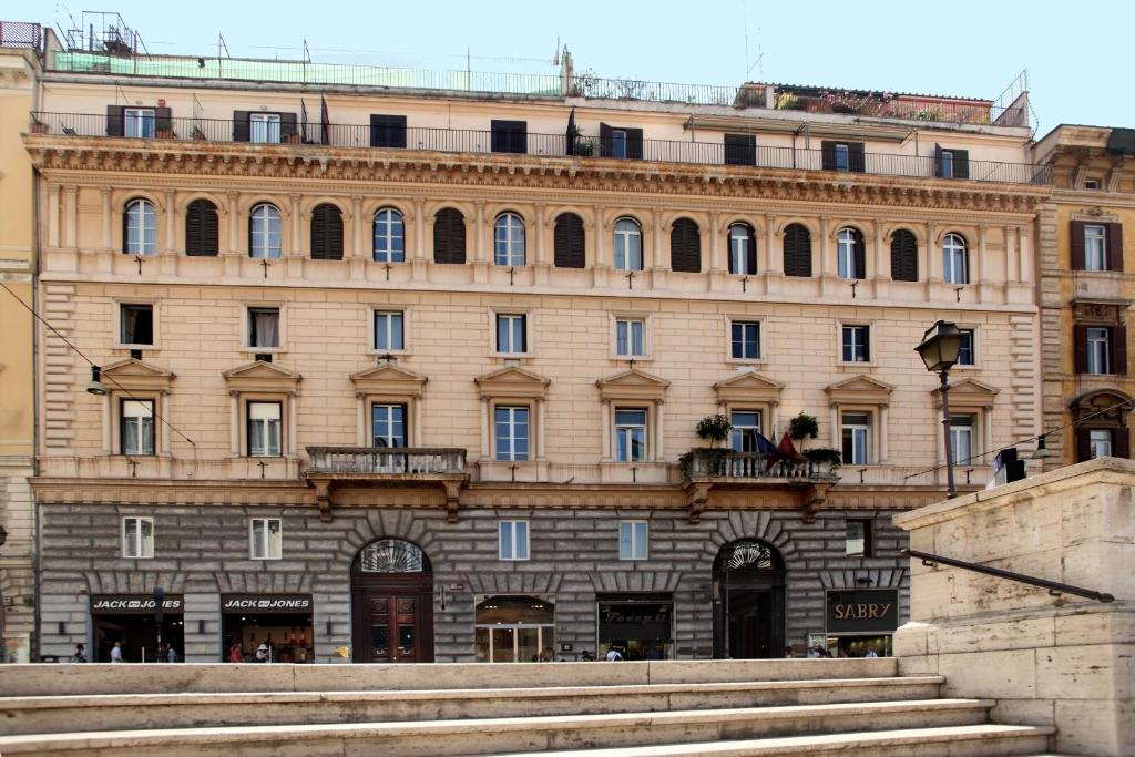 fachada do Hotel Boutique Nazionale em tons de bege com várias janelinhas em um prédio histórico