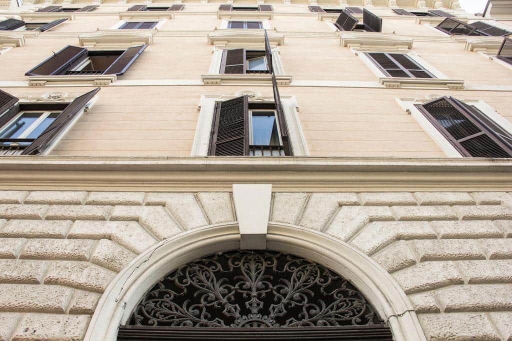 fachada do Hotel Ciao com várias janelinhas em estilo bem clássico