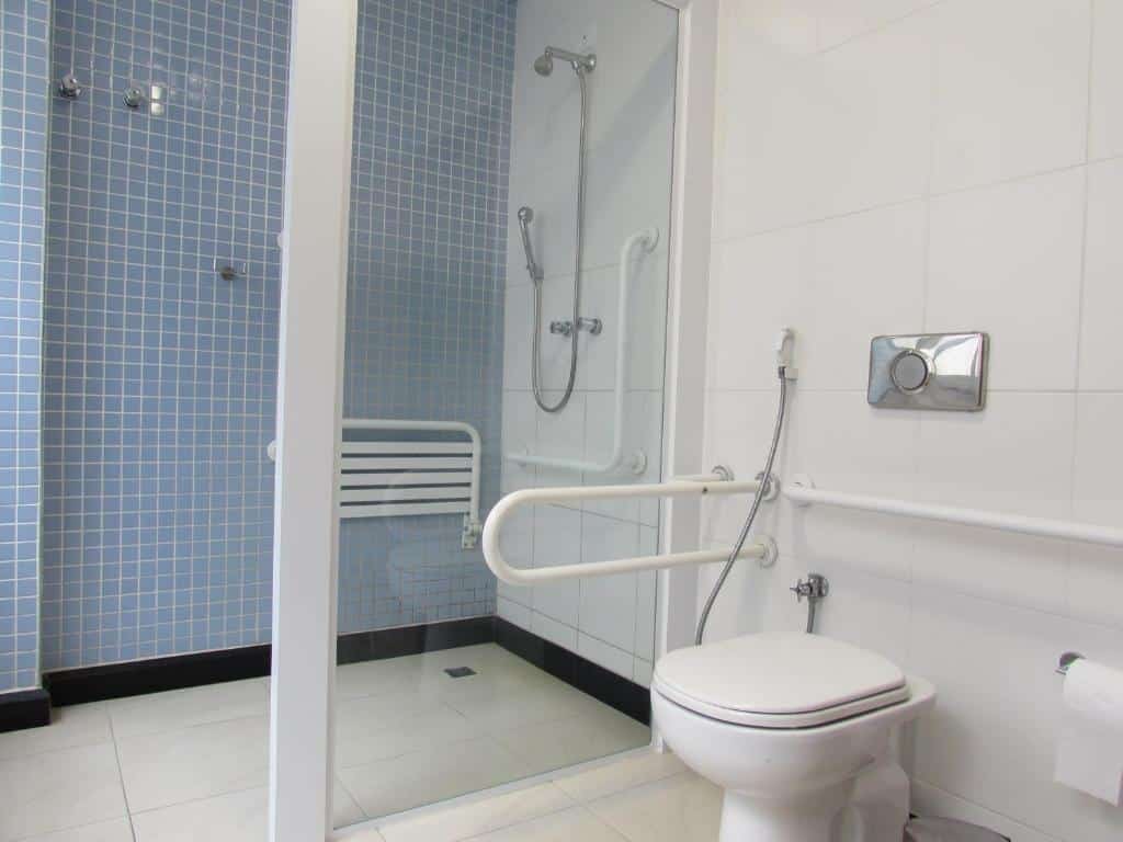 Banheiro do hotel com acessibilidade para pessoas com mobilidade reduzida, ilustrando post Hotéis perto da 25 de Março em SP.