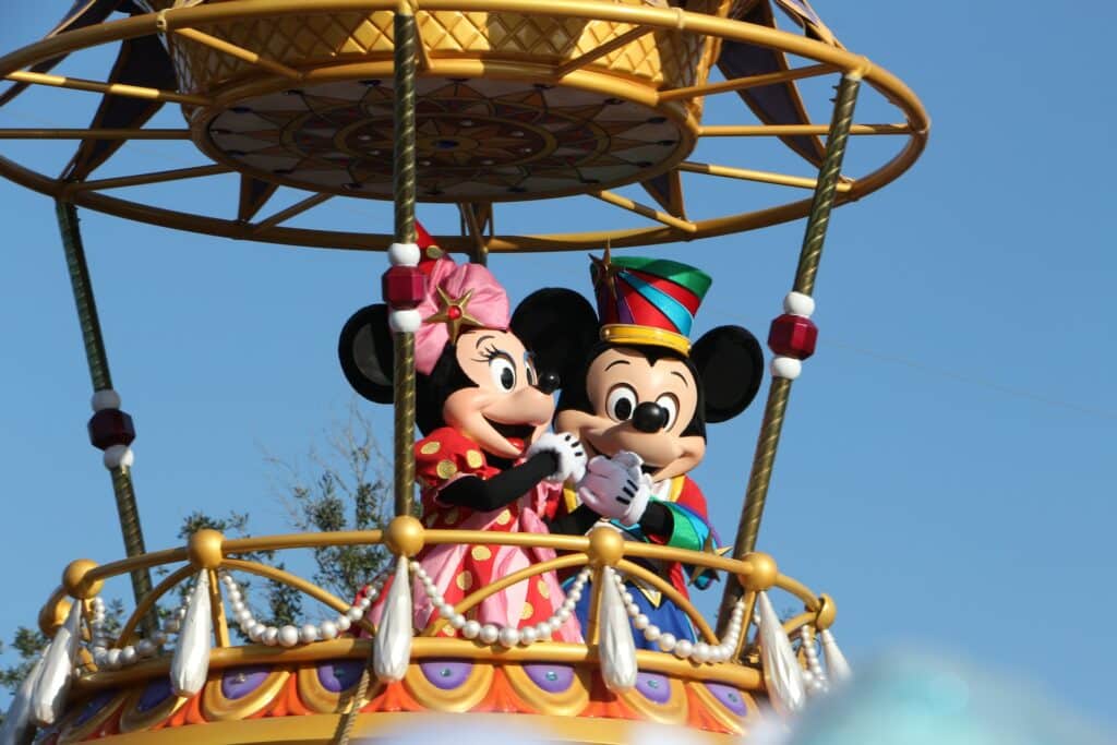 Mickey e Minnie em um balão super detalhado no Parque Magic Kingdom, que pode ser visitado com um aluguel de carros em Orlando