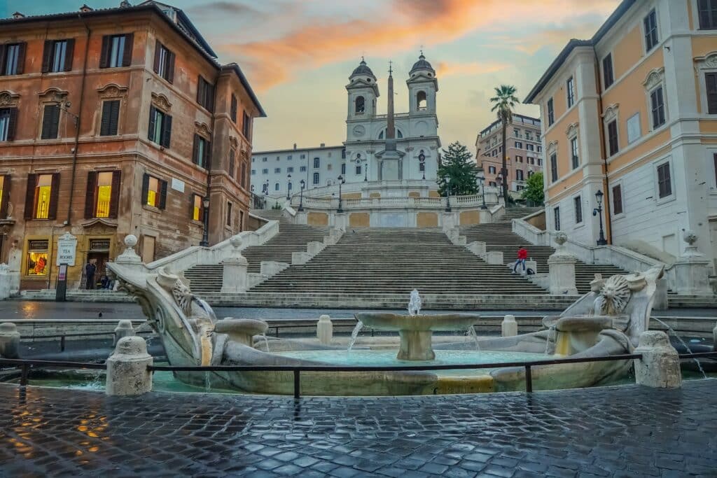 vista da Piazza Spagna, em Roma, com a Escadaria Espanhola e uma fonte com detalhes trabalhados