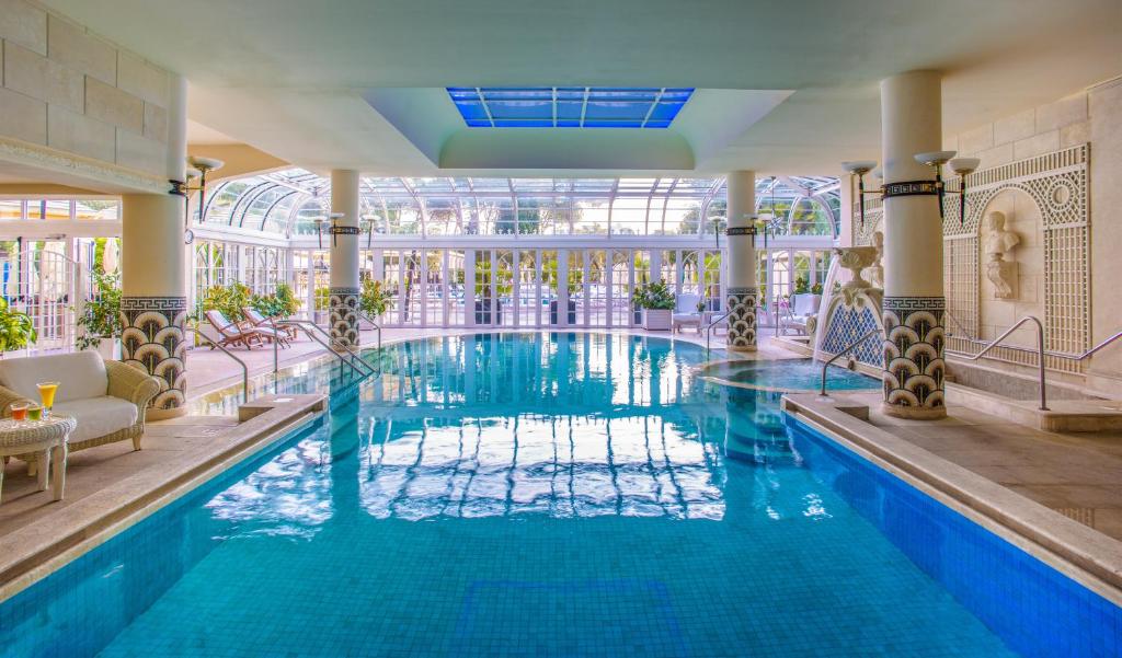 piscina interna e coberta em vidro com vista no Rome Cavalieri, A Waldorf Astoria Hotel, lembrando uma terma romana chique