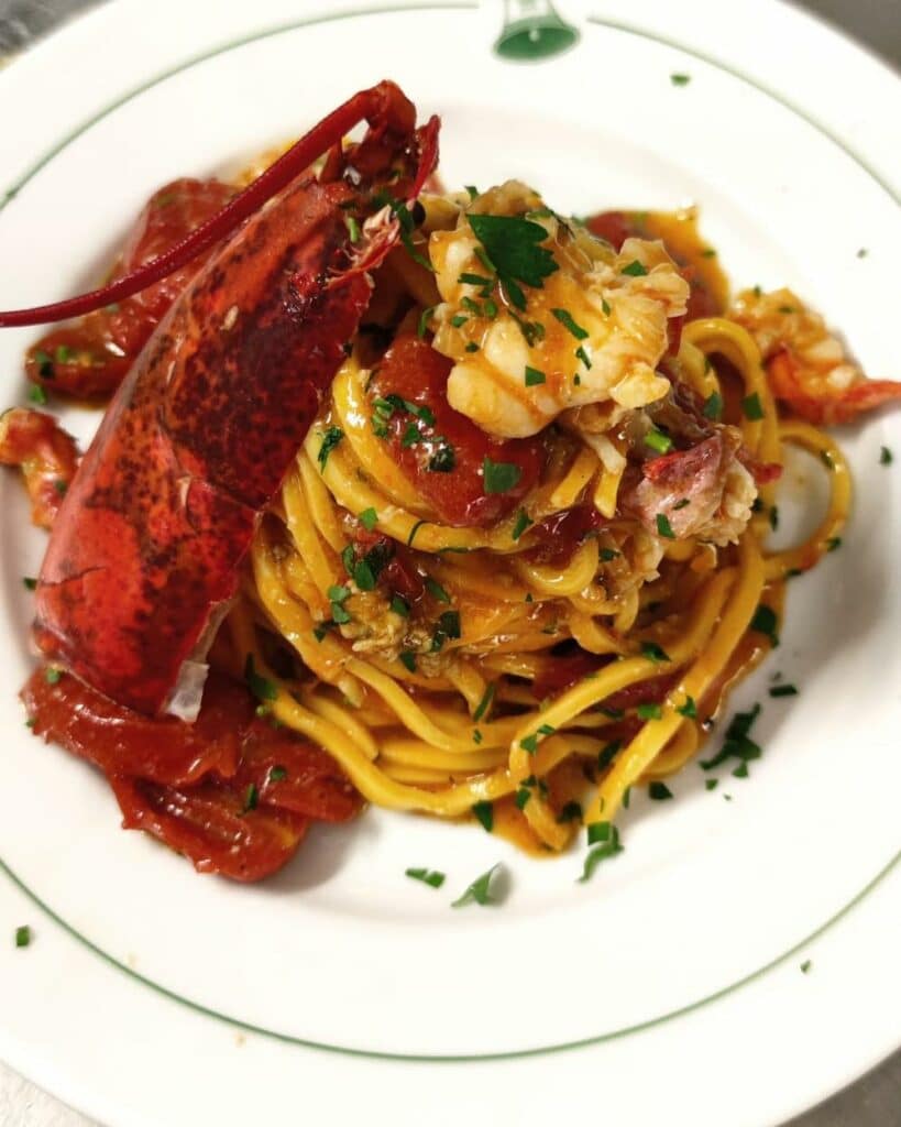 prato chamado Tonnarelli all’astice, uma massa com frutos do mar e molho bem charmoso no restaurante La Campana, em Roma