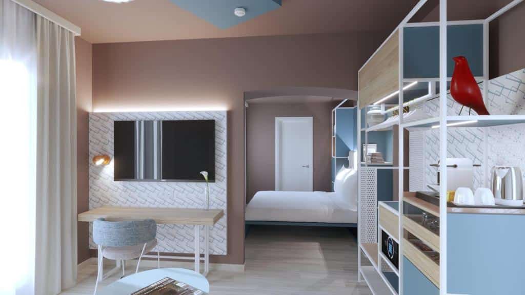 quarto do Adesso Hotel, um dos hotéis baratos em Roma, com decoração colorida, sala de estar com itens de cozinha, mesa com cadeiras, tv e vista do quarto com cama de casal