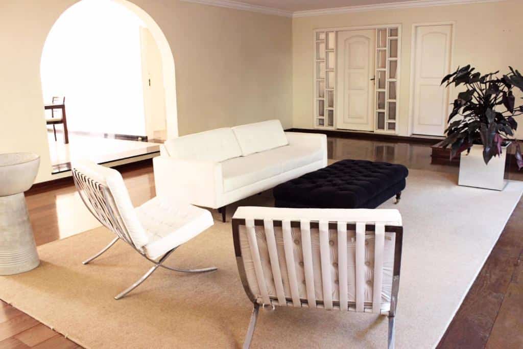 Um sofá com duas poltronas e no meio uma mesa de centro. Foto para ilustrar post sobre hotéis perto do Hospital Albert Einstein.